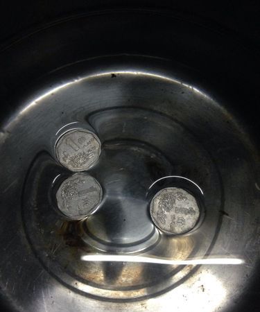 将一角硬币浮在水面上的方法,怎么样让硬币漂浮在水上图7
