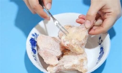 冷冻鸡肉怎么快速解冻,冻鸡肉怎么解冻可以去除异味图3