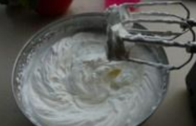 淡奶油怎么打发成固态,固体块状奶油怎么打发图4