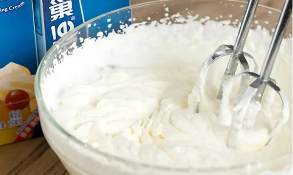 淡奶油怎么打发不起来,为什么打发奶油每次都发不起来图1