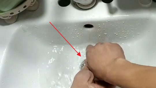 洗手池下水道堵了怎么疏通,卫生间洗手盆反臭味怎么办图7