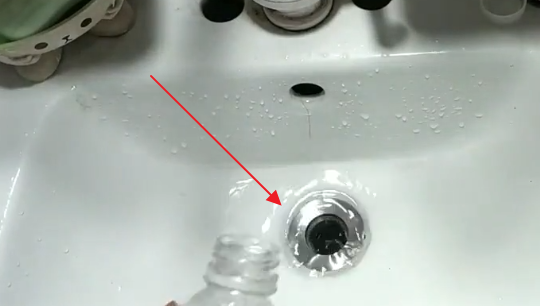 洗手池下水道堵了怎么疏通,卫生间洗手盆反臭味怎么办图8