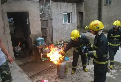 燃气罐起火如何灭火,家里燃气起火怎么处理图1