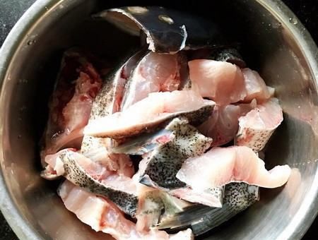 鱼下锅前怎么腌制,做鱼前腌鱼放什么调料腌做鱼图2