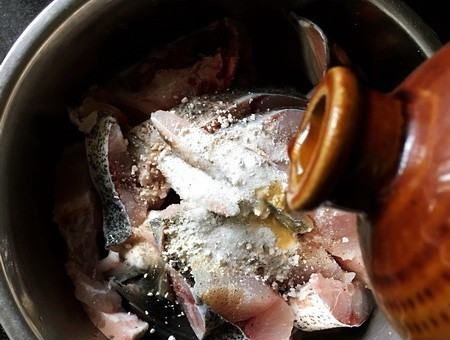 鱼下锅前怎么腌制,做鱼前腌鱼放什么调料腌做鱼图3