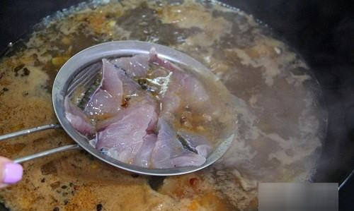 清江鱼的鱼头怎么吃,清炖鱼头汤的做法图13