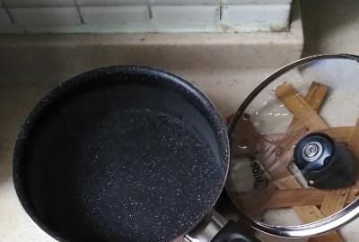 不粘锅粘锅了怎么办,不粘锅锅里面有黑的怎么去除图5