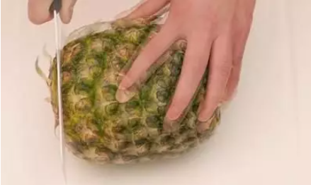 菠萝如何削皮方法,怎么给菠萝削皮图1