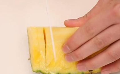 菠萝如何削皮方法,怎么给菠萝削皮图3