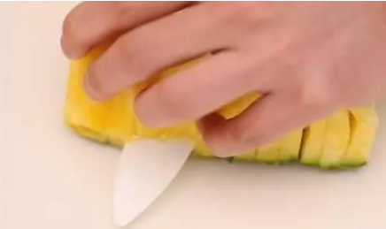 菠萝如何削皮方法,怎么给菠萝削皮图4