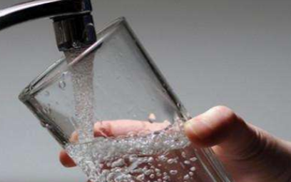 自来水的氯对人体有害,自来水有氯气味道可以喝