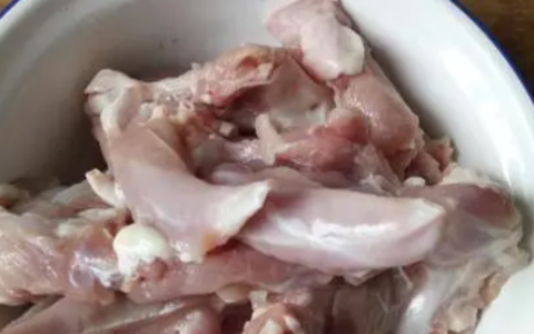 鸭架怎么做好吃,干锅剔骨鸭的制作方法