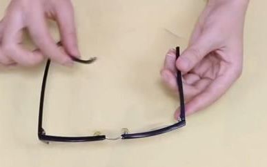 眼镜框用什么胶水可以粘上去,眼镜框坏了用什么粘