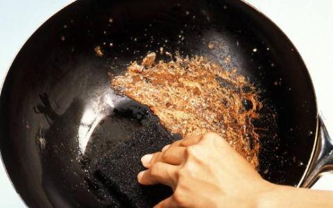 炒锅外面的油渍污垢怎样去除,怎样清洗炒锅外面的油垢