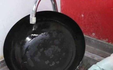 怎么去除锅底的黑糊,怎么去除炒菜锅底的黑糊